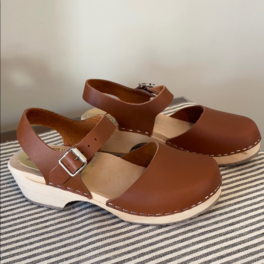 Lotta clogs, low wood tan size 37 (US 6.5-7)